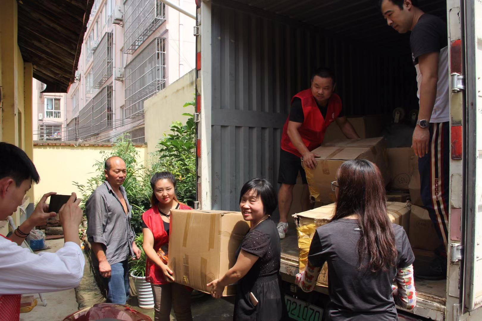 情满人间 爱心无限-优德唯一官网科技走进丹凤慰问穷困户 情满人间 爱心无限-优德唯一官网科技走进丹凤慰问穷困户
